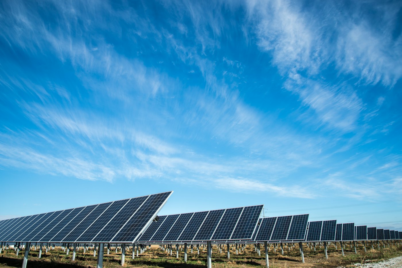 Impianto fotovoltaico sotto il cielo