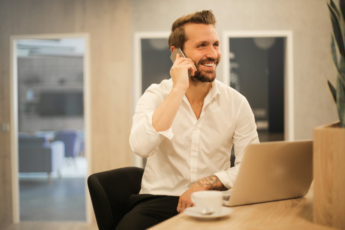 Imprenditore al telefono nel suo ufficio