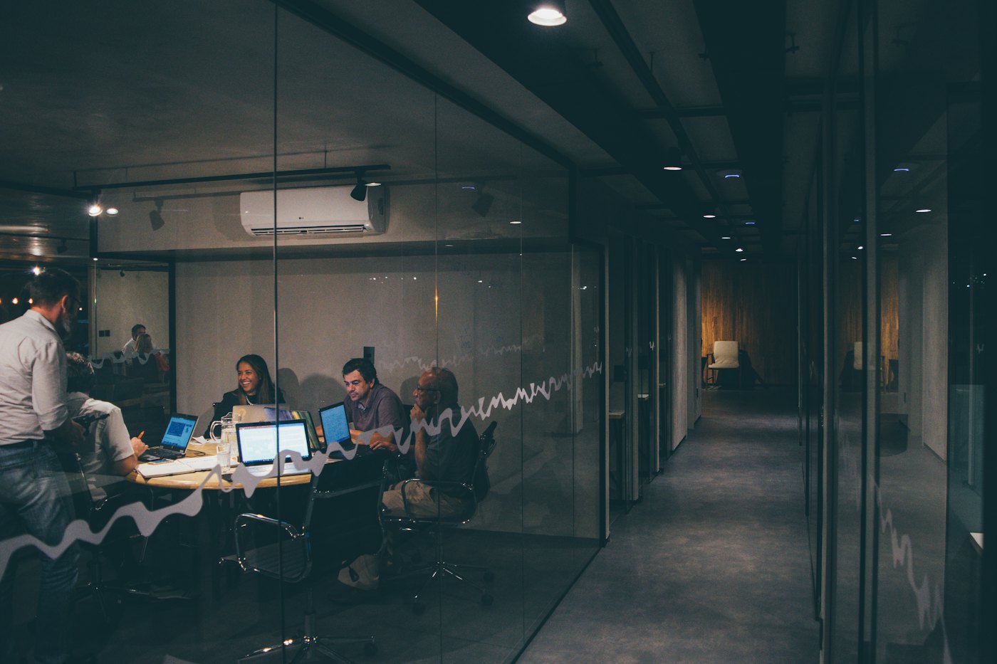 Team al lavoro su computer in una sala riunioni